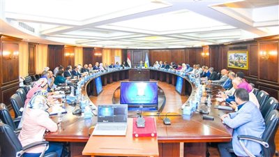 لبحث معوقات القطاع الصناعي.. محافظ الإسكندرية يعقد اجتماعًا موسعًا مع المستثمرين وأصحاب المصانع