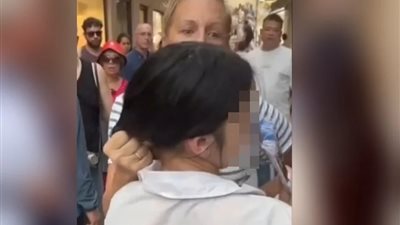 حاولت سرقتها.. شجار عنيف بين سائحة أمريكية ومراهقة إيطالية بأحد شوارع مدينة البندقية