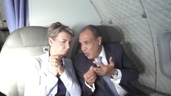 عبد العاطي ومذيعة