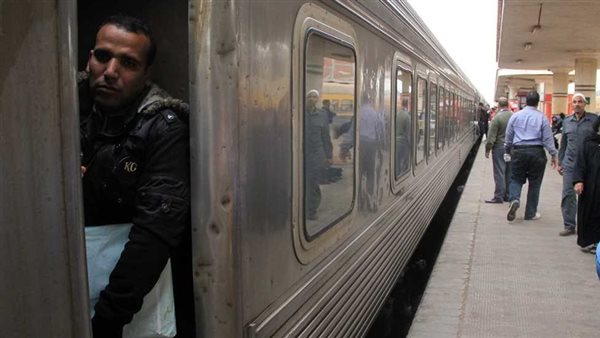 راكب يستقل القطار