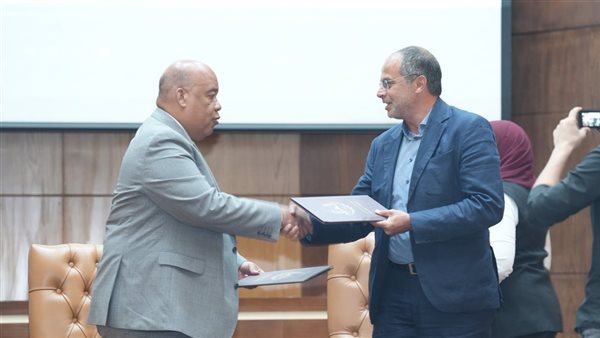 خلال التوقيع