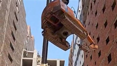 محافظة الجيزة ترفع 4 حفارات جاك هامر أعلى الأبراج المخالفة باللبيني لإزالتها