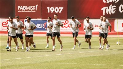 بحافلتين إلى كفر الشيخ.. لاعبو الأهلي يُقدمون واجب العزاء للشناوي في وفاة والده بعد مران الفريق