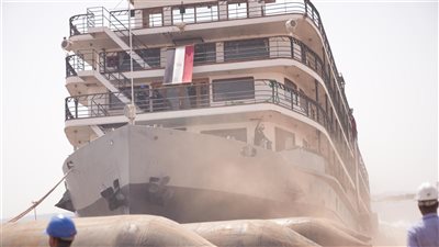 الشركة البورسعيدية تنجح في صيانة الفندق العائم أوجيني بأسوان.. وإنزاله للمياه بحضور سفراء أفارقة