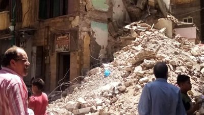 استمرار انهيار أجزاء معلقة بعقار بحي الجمرك في الإسكندرية