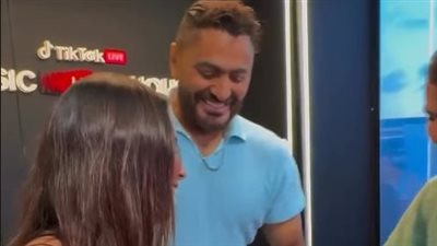 تامر حسني يشهد على عرض زواج بين اثنين من معجبيه: هشتغل مأذون لو بطلت أغني 