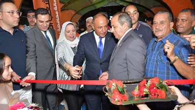 الأسعار تبدأ من 1 جنيه.. محافظ بورسعيد يفتتح أول معرض للأدوات المدرسية في مصر