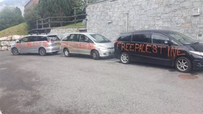 مع تصاعد التوترات بين نتنياهو وماكرون.. تخريب سيارات ليهود في فرنسا وكتابة عبارة 