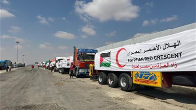 الهلال الأحمر يدفع 180 شاحنة تحمل نحو 4400 طن مساعدات عاجلة عبر قافلة زاد العزة إلى غزة 