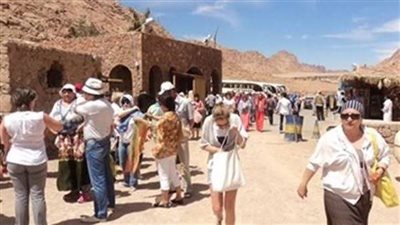 305 سائحا وزائرا في زيارة لمشاهدة المقدسات الدينية بمدينة سانت كاترين