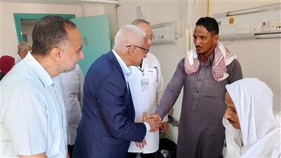 محافظ شمال سيناء يزور المرضى في مستشفى العريش العام
