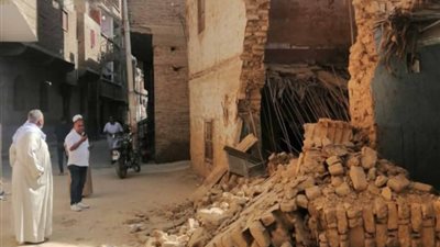 بعد شكاوى المواطنين.. تنفيذ إزالة فورية لمنزل آيل للسقوط في قنا│صور