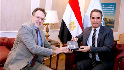 سفير كندا يزور استديو نجيب محفوظ بماسبيرو.. والمسلماني يهديه نسخة من أغاني أم كلثوم