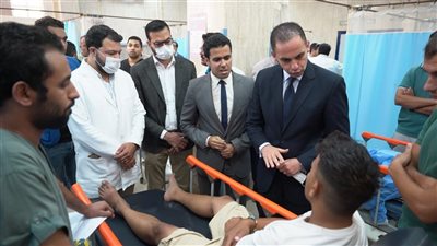 نائب وزير الصحة يتفقد مصابي حادث طريق الإسكندرية - مطروح.. ونقل 3 حالات إلى مستشفيات كبرى
