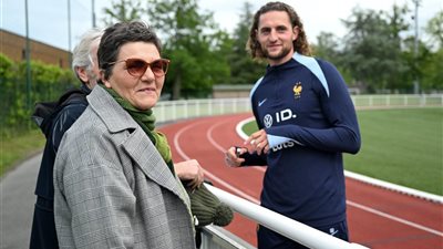 بعد عرضه للبيع بسبب مشادة.. والدة رابيو تخرج عن صمتها: لم أرد أن يوقع لنادي مارسيليا