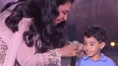 صغير يرافق أحلام على مسرح حفلها بختام مهرجان قرطاج.. ويغني معها وياك وياك