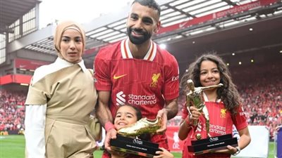 بسبب الجوائز الفردية.. موقف طريف لمحمد صلاح مع ابنتيه مكة وكيان