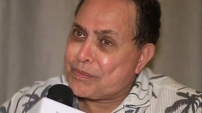 حكيم: الذكاء الاصطناعي كذبة كبيرة.. ومالوش إقبال والحقيقي مفيش أحسن منه