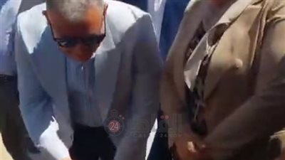 محافظ الإسماعيلية يستجيب لمناشدة بائعة خبز ويعد بحل أزمتها خلال جولة ميدانية بأبو صوير