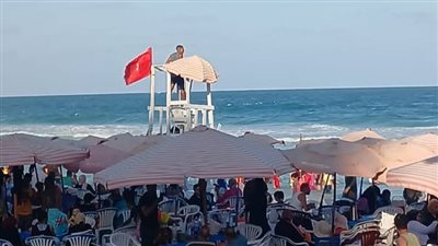 بسبب ارتفاع الأمواج.. منع السباحة ورفع الرايات الحمراء بشواطئ العجمي بالإسكندرية