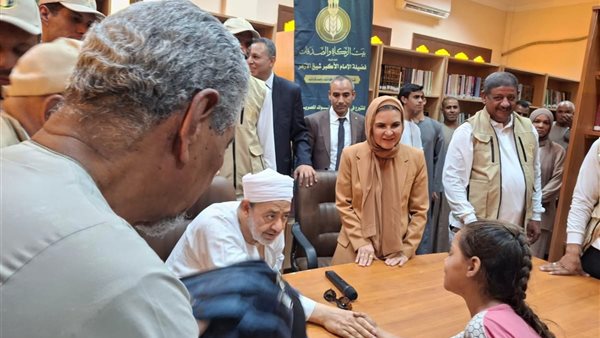 شيخ الأزهر يوزع مستلزمات