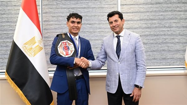 وزير الرياضة وبطل