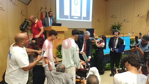 وزير السياحة يكرم