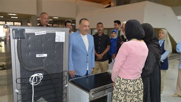 محافظ أسيوط مع العروسة