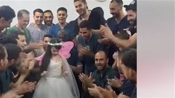 فريق طبي مصري يحتفل