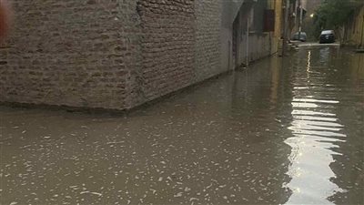 بسبب كسر ماسورة مياه.. غرق شارع بقوص في قنا والشركة: جار الصيانة