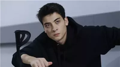 بعد وفاة والده.. أبرز المعلومات عن الفنان التركي أتاكان أوزكايا نجم مسلسل المدينة البعيدة