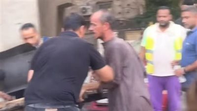 ضربه بالكوع في صدره.. مراقب بإشغالات حي الدقي يعتدي على بائع بطاطا خلال سحب عربته