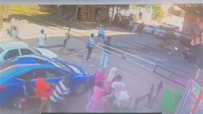 عامل مزلقان ببني سويف ينقذ شابًا من الموت قبل أن يدهسه القطار