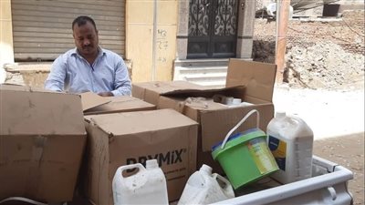 ضبط نصف طن كيماويات بناء منتهية الصلاحية داخل مخزن ببندر الأقصر