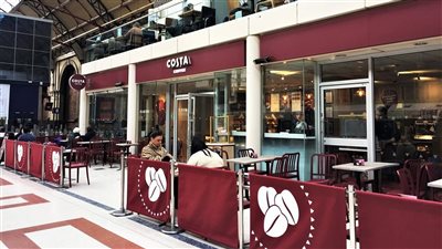 عملاء كوستا في لندن يعبرون عن استيائهم بسبب انتشار الحشرات