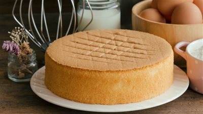 هتدوب مع الشاي| طريقة عمل الكيكة الإسفنجية الهشة والمميزة لجميع المناسبات.. أسرار تحضيرها من الألف للياء