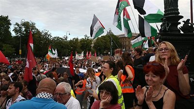 ناشطون مؤيدون للفلسطينيين يحتجون داخل مقر الإذاعة الوطنية في النمسا