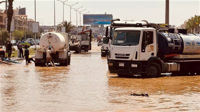 كسر بخط مياه رئيسي يقطع الخدمة عن مناطق بالقاهرة الجديدة.. وتحويل المرور بمحور مصطفى كامل