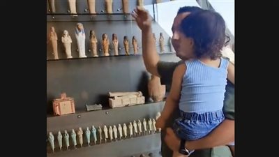 واحدة يا بابا.. صغيرة تخطف الأنظار بعد طلبها قطعة أثرية من المتحف