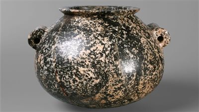 إناء ديوريت ضخم من عصر الملك خع سخموي يُعرض في متحف ماريمون ببلجيكا