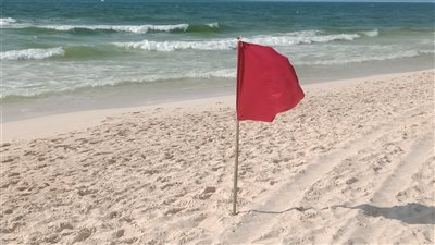 استمرار الاضطراب في بعض شواطئ الإسكندرية.. منع السباحة ورفع الرايات الحمراء لتحذير المصطافين