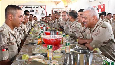 وزير الدفاع يلتقي عددا من مقاتلي المنطقة الغربية العسكرية.. ويوصي بالحفاظ على الروح المعنوية العالية