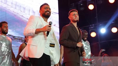 تامر حسني يحتفل بنجاح أغنية 