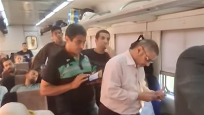 استياء ركاب قطار 986 خلال رحلته إلى سوهاج: التكييف مش شغال ومعانا أطفال │ صور