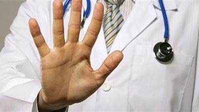  نص اتهامات طبيب امتياز بتزوير شهادات طبية وحيازة أدوية فاسدة ومخدرات وإدارة منشأة طبية دون ترخيص