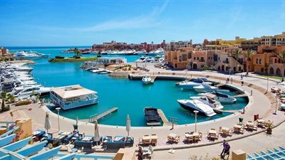 إدارة الجونة تفصل موظفا بعد تصوير السيدات في حمام السباحة بالمدينة