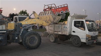 حملة موسعة لإزالة الإشغالات والباعة الجائلين بالموقف الجديد بالعاشر من رمضان