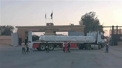 بينها 3 شاحنات وقود.. عبور القافلة 22 من معبر رفح تمهيدا لدخولها غزة