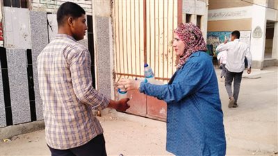 في ختام امتحانات الدور الثاني.. توزيع مياه وشوكولاتة على طلاب الثانوية العامة قبل دخول اللجان