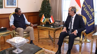 وزير الاتصالات يبحث مع سفير الهند بالقاهرة تعزيز التعاون بمجالات التعهيد